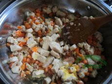 Обжариваем курицу с луком и морковкой